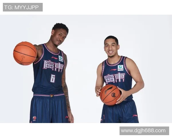 广东足球球星古万铭带球突破展现个人技术风采助力球队攻防转换 广东足球球星古万铭带球突破展现个人技术风采助力球队攻防转换