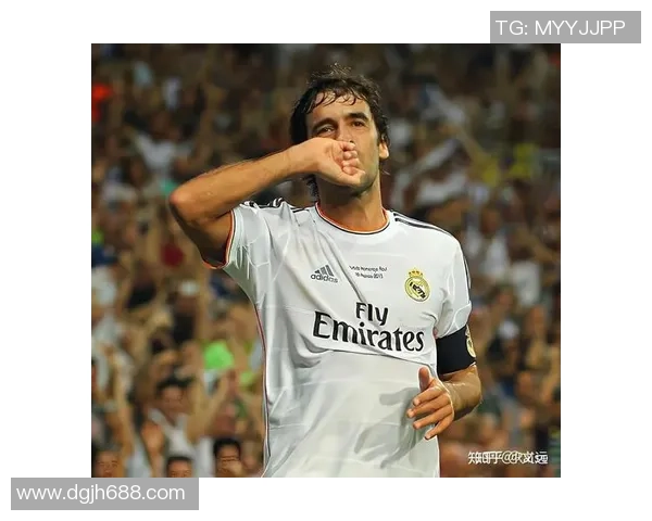 球星赛场安抚动作展现足球魅力与竞技精神的独特风采