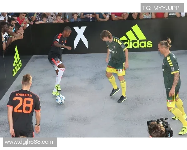 足球球星个性挎包展示潮流时尚搭配，亮点十足引领街头风潮