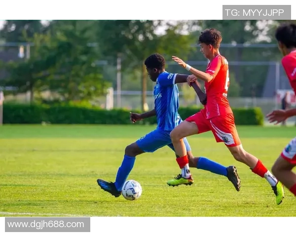 足球球星热身动作解析与技巧提升 全方位了解备战过程中的关键环节